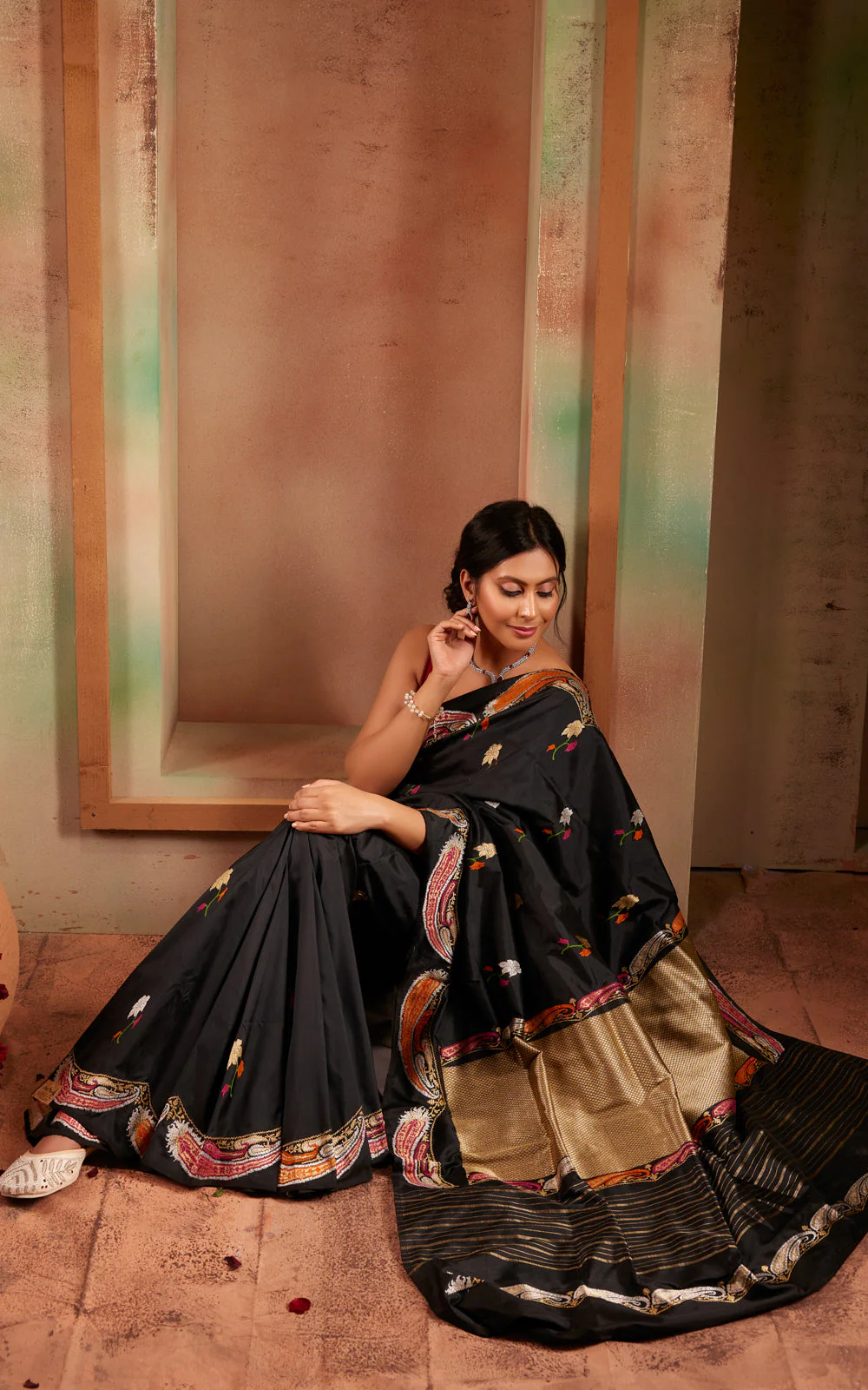 Dark Grey Banarasi Silk Saree With Kadhua Weaves - Image 9