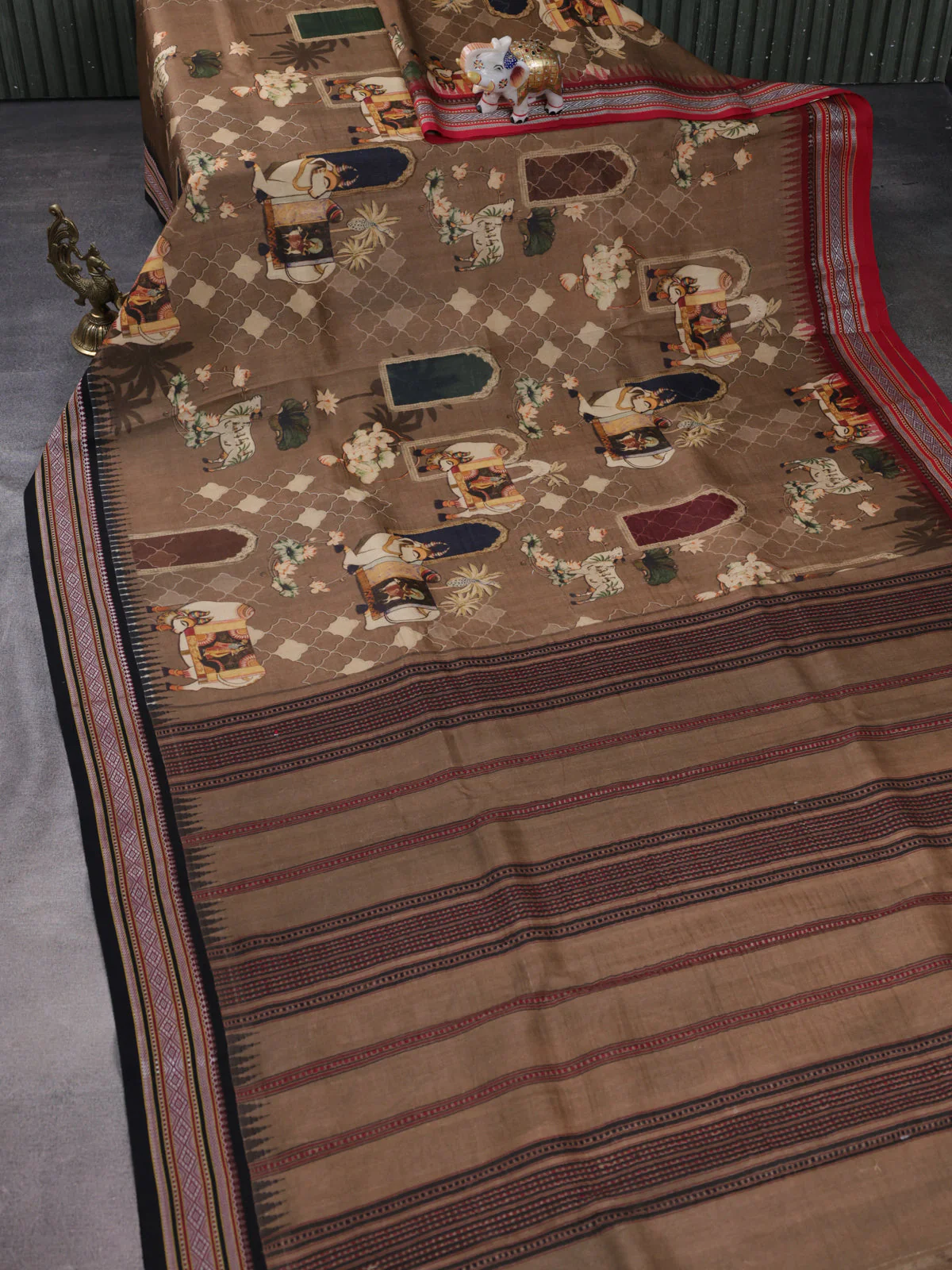 Brown Tussar Silk Saree With Digital Prints & Ganga Jamuna Vidarbha Border - Image 2