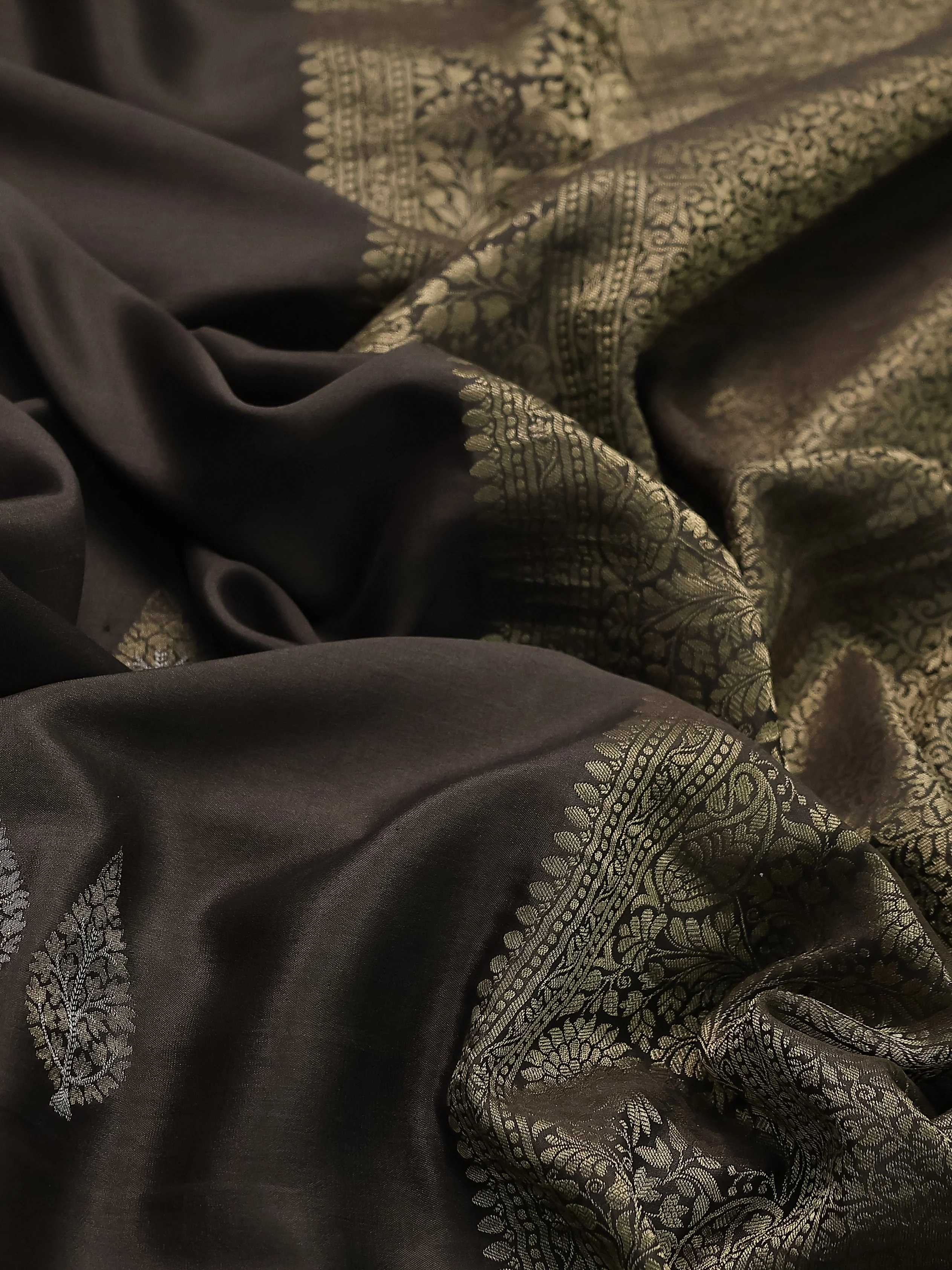 Dark Sap Green Crepe Silk Saree With Border Embroidery - Image 3