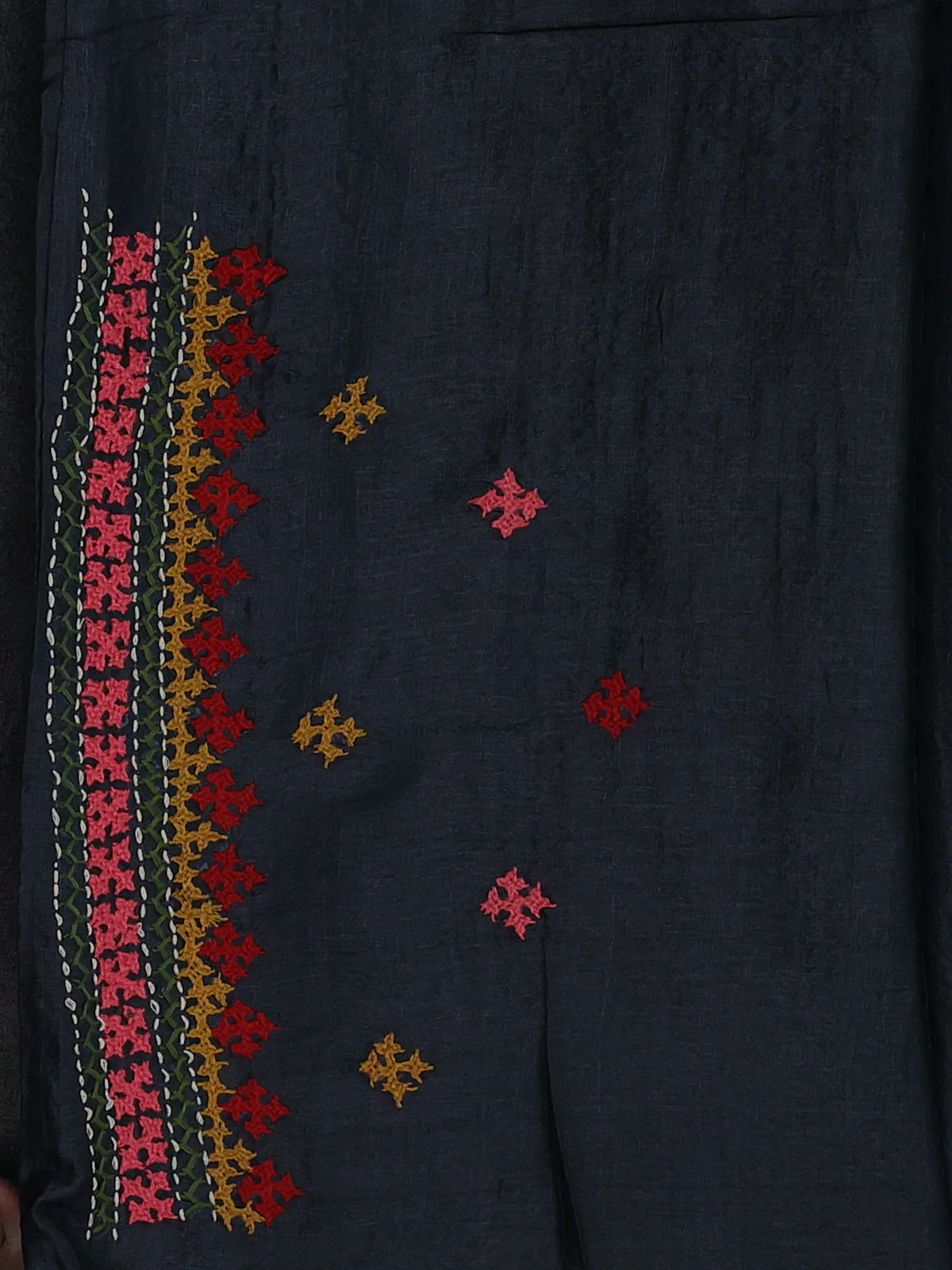 Elephant Grey & Red Pure Tussar Silk Saree With Allover Kutch Embroidery - Image 5