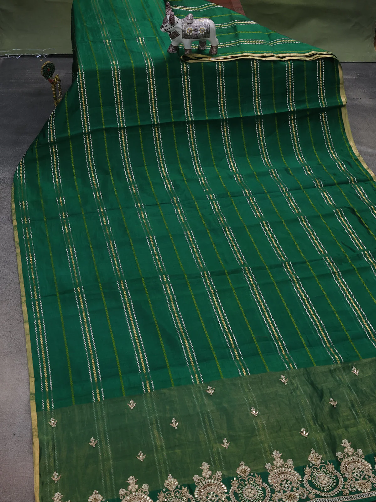 Green Chiniya Silk Saree With Embroidery Readymade Blouse - Image 4