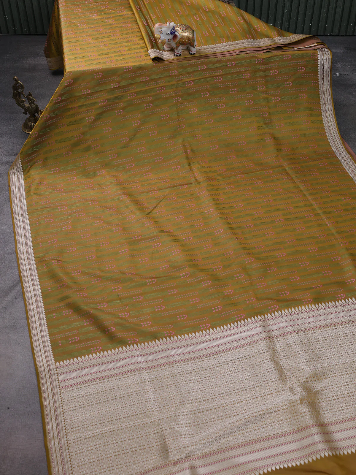 Mehendi Green Banarasi Tanshoi Silk Saree - Image 2