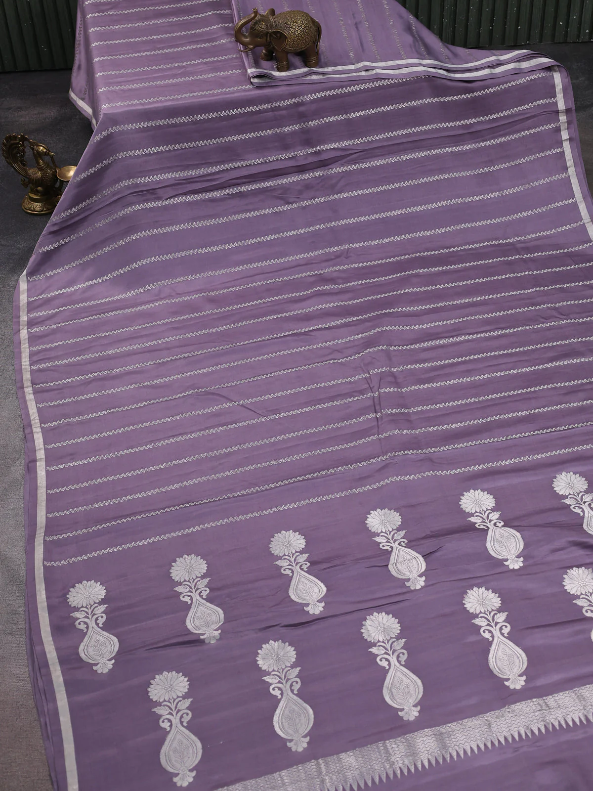 Pastel Lavender Banarasi Mushru Silk Saree - Image 2