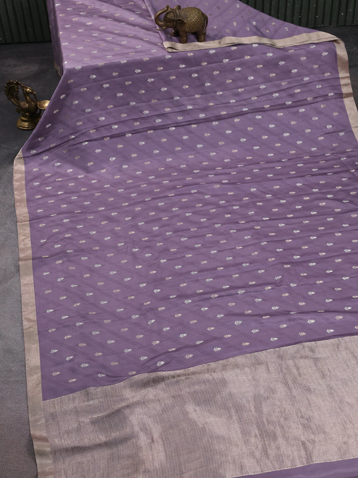 Pastel Lavender Banarasi Mushru Silk Saree - Image 2