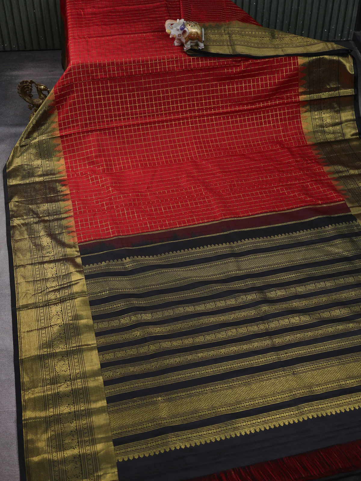 Red -Black Pure Kanchipuram Silk Saree - Image 2