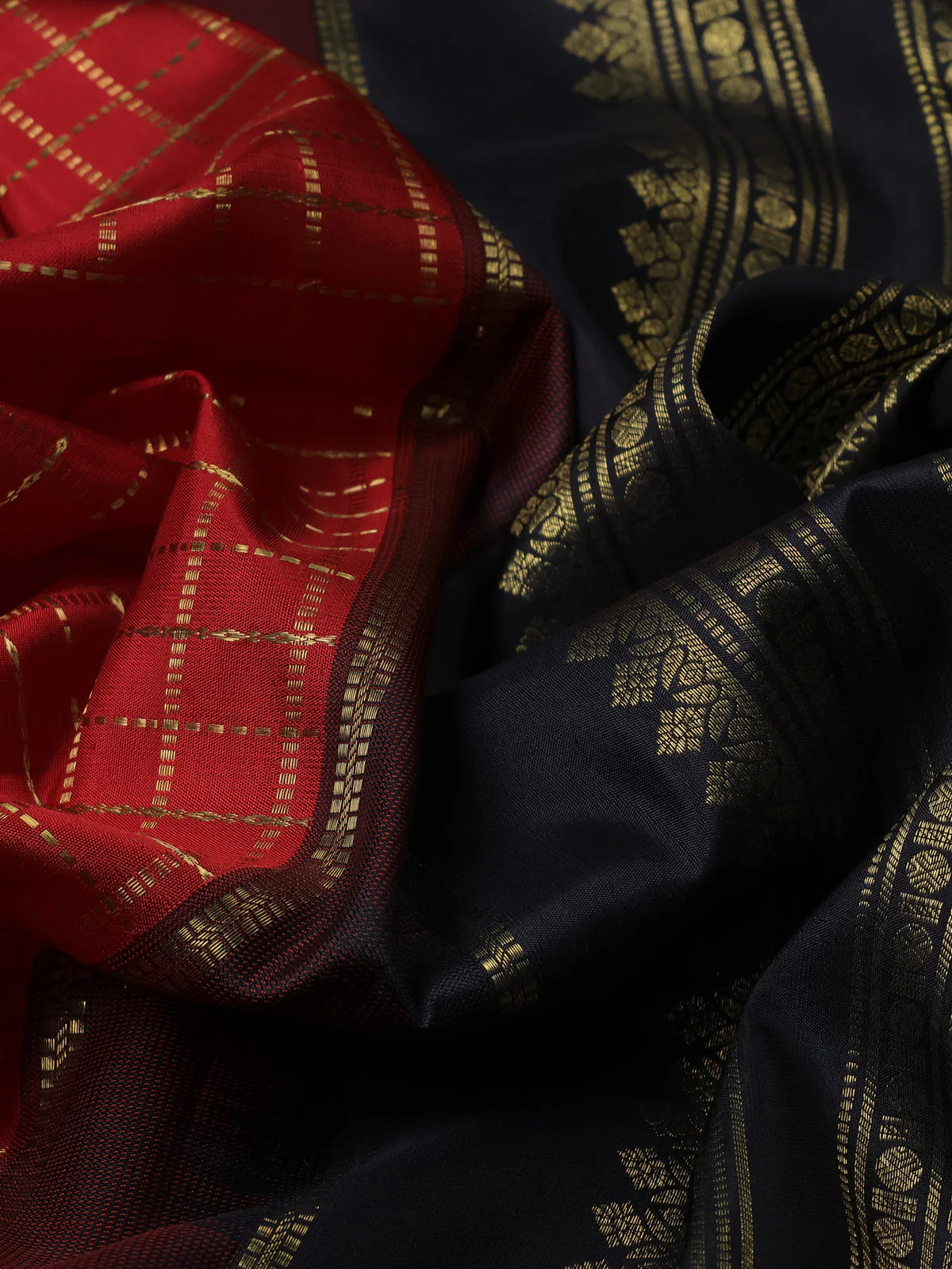 Red -Black Pure Kanchipuram Silk Saree - Image 3