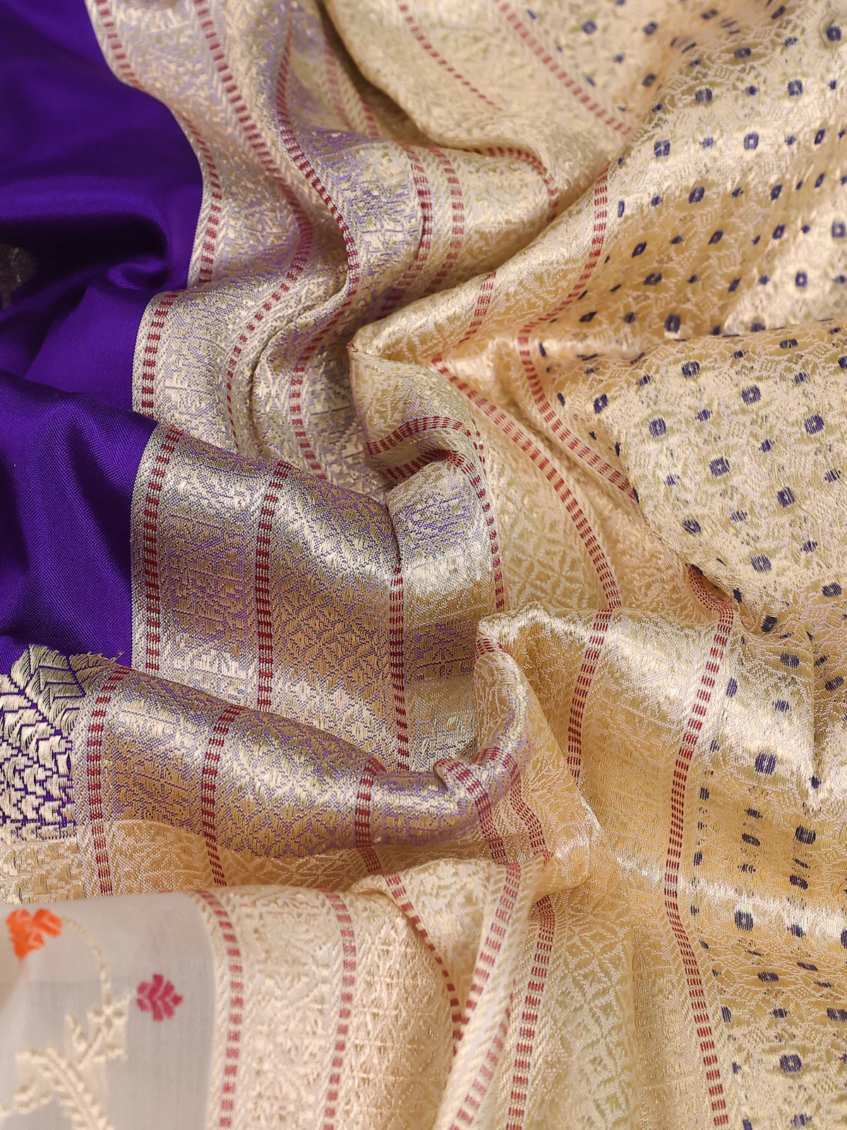 Violet-Off White Banarasi Silk Saree With Kadwa Weaves - Image 3