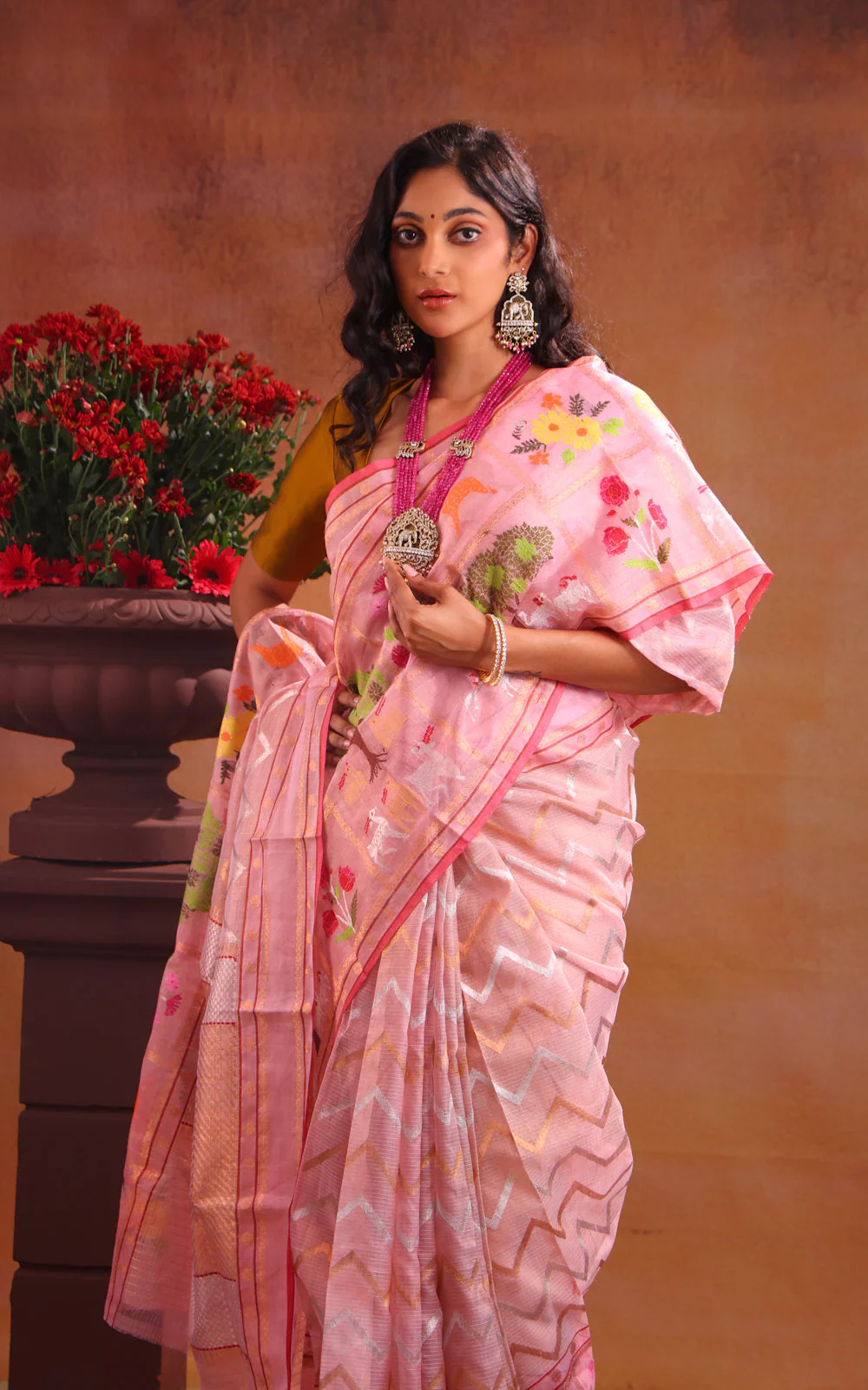 Baby Pink Zari Kota Saree With Silver & Gold Wavy Weaves - Image 3