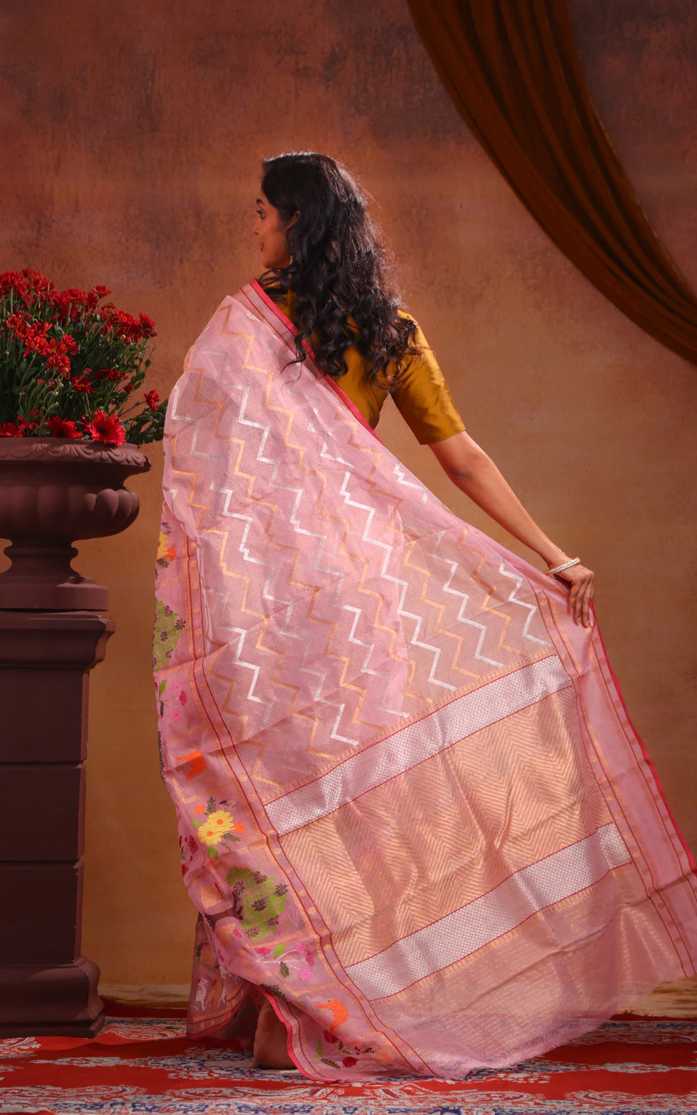 Baby Pink Zari Kota Saree With Silver & Gold Wavy Weaves - Image 5
